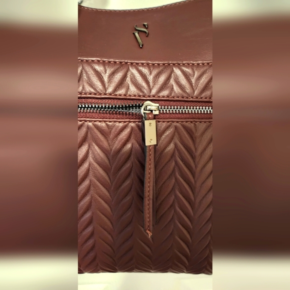 Simply Vera by Vera Wang Rockbridge Tote in Wine NWT  13" X 11" X 5.5" - Picture 3 of 17